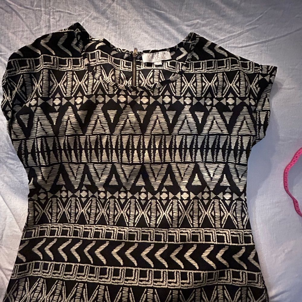 Olive & Oak black and cream print. Size Med